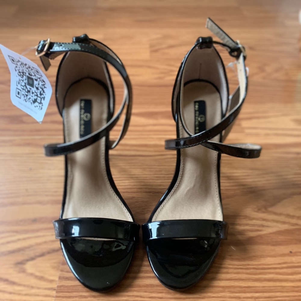 Women’s Black strappy Heels